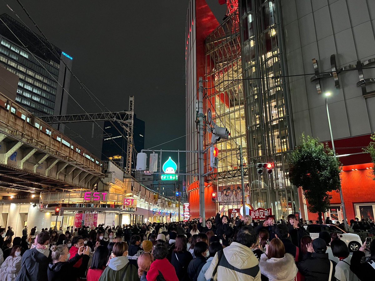 VELLE_fumiya's tweet photo. 武者修行81日目🤝🏻
梅田にしてはよく歌えた！！
ストリートでは久しぶりにセンターパートしました🤍

久しぶりの人もチケット買ってくれた人も有難うだーーーー！！
1/29日まで無くすなよっ🙃

#ベルエージェー #Overthe5000 
#next7000 https://t.co/CvKazC1d8g