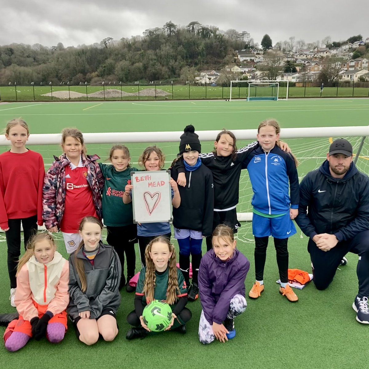 TUCSTrust's tweet photo. A huge part of our U10 girls love for the game has come from witnessing the truly inspirational performances over the last year from @ArsenalWFC and @Lionesses star @bmeado9

All of our thoughts are with Beth and her family at this terribly sad time.

❤️💛💙 https://t.co/cqskWZOIj1