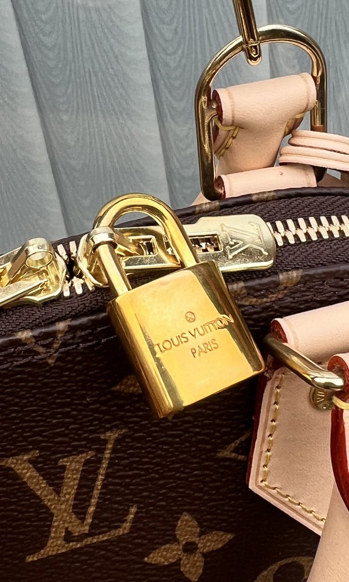 duffield_steph's tweet photo. @LouisVuitton I bought my Alma BB  and the lock is a totally different colour! I’ve never had this issue before as I own this bag in Damier and I’ve never had it go this colour in the 3 years I’ve had it. Your client services do not help me at all REPLACE THE PADLOCK PLEASE 🙏 https://t.co/RPEpfVuv9D