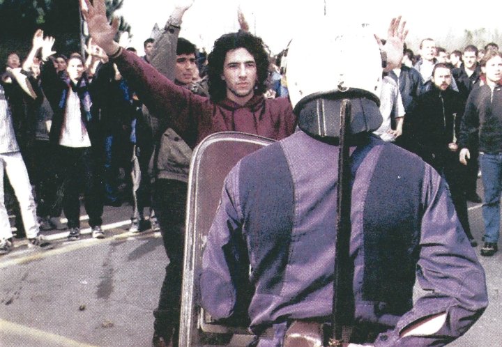 Avui fa 24 anys de la protesta estudiantil contra la visita de Jose Maria Aznar a l’UAB. La Policia Nacional va saltar-se l’autonomia universitària i va carregar durament contra els manifestants, amb una trentena d'estudiants ferits #NoOblidem #LaLluitaContinua