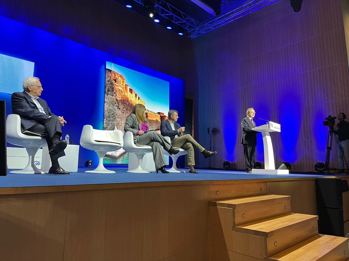 MDominguez_Glez's tweet photo. Tengo un plan para gobernar, cambiar y mejorar nuestra tierra💪 

Hoy hablo de las necesidades que tenemos y de cómo puedo responder a ellas junto a mis compañeros 🔹

👉Presentación de candidatos del Partido Popular, en Zaragoza.

#ManuelDominguezPresidente #equipoPP #Confianza https://t.co/TZf3Nq5s7W
