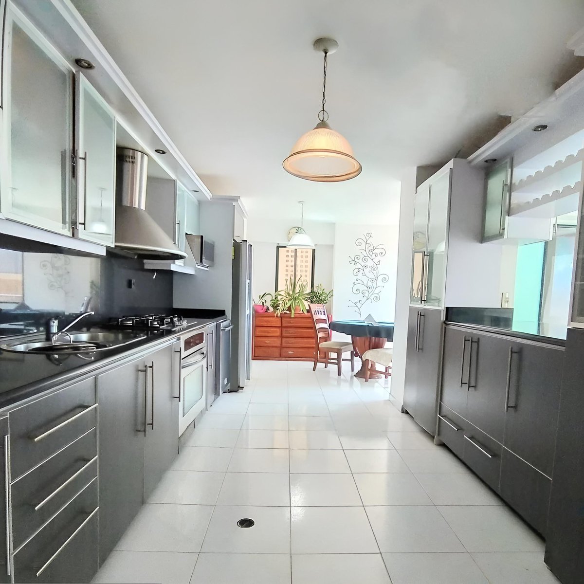 ¿Te agradan los espacios abiertos y amplios?

Evergreen Inmobiliaria, C.A te ofrece en venta partamento en #lecheria, #Anzoategui
✓214Mts2
✓4 habitaciones
✓3 baños
✓2 P/ Estacionamiento techado
✓4 Maletero
✓Sala de estár
✓Comedor
✓Cocina
✓Family Room
✓Piso bajo