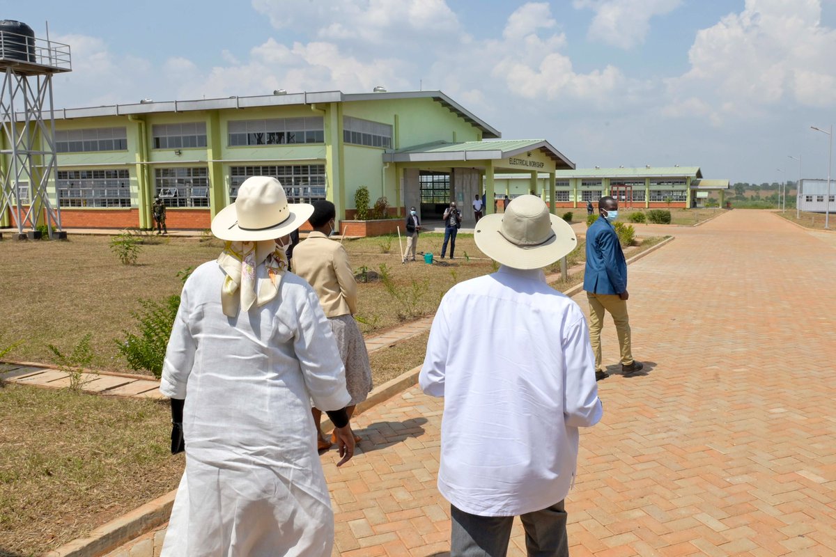 KagutaMuseveni's tweet photo. Arrived in Kiryandongo District with Maama @JanetMuseveni for the commissioning of the Uganda Petroleum Institute, Kigumba (UPIK). This Institute is a follow-up of my 2009 directive and should go a long way in facilitating research &amp; training for the petroleum and allied sectors. https://t.co/i9Zqj35DSh