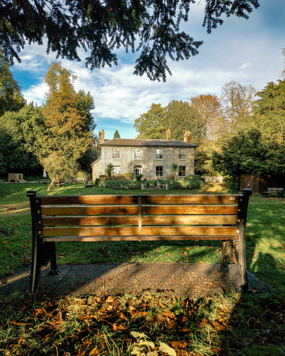 Castle Hill House, now the home of Wycombe Museum

#wycombe #highwycombe #bucks  #buckinghamshire #autumn #autumnvibes #autumcolours #autumnleaves #england #beautifulplaces #buckinghamshire #britaincaptured #littlepiecesofbritain #english #thisprettyengland #englishcountryside