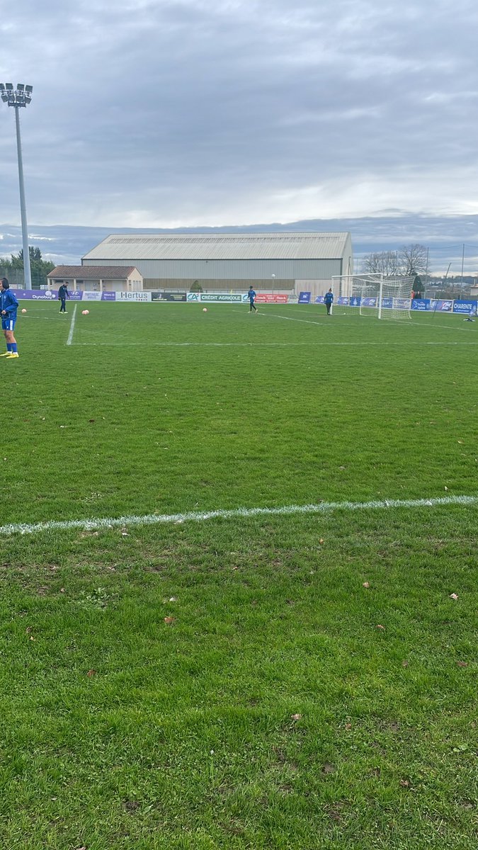 AntRech's tweet photo. Éclairage inadmissible hier lors de #PSGRAF pour un match de haut niveau, pelouse déplorable aujourd’hui à Soyaux face à #OL. Vivement que le nouveau cahier des charges de la Ligue féminine arrive. https://t.co/MQMQhTaZgP