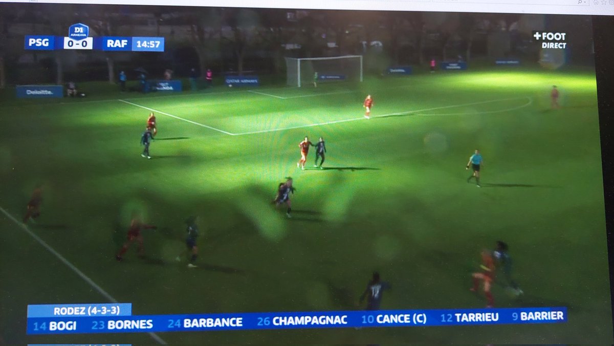 AntRech's tweet photo. Éclairage inadmissible hier lors de #PSGRAF pour un match de haut niveau, pelouse déplorable aujourd’hui à Soyaux face à #OL. Vivement que le nouveau cahier des charges de la Ligue féminine arrive. https://t.co/MQMQhTaZgP