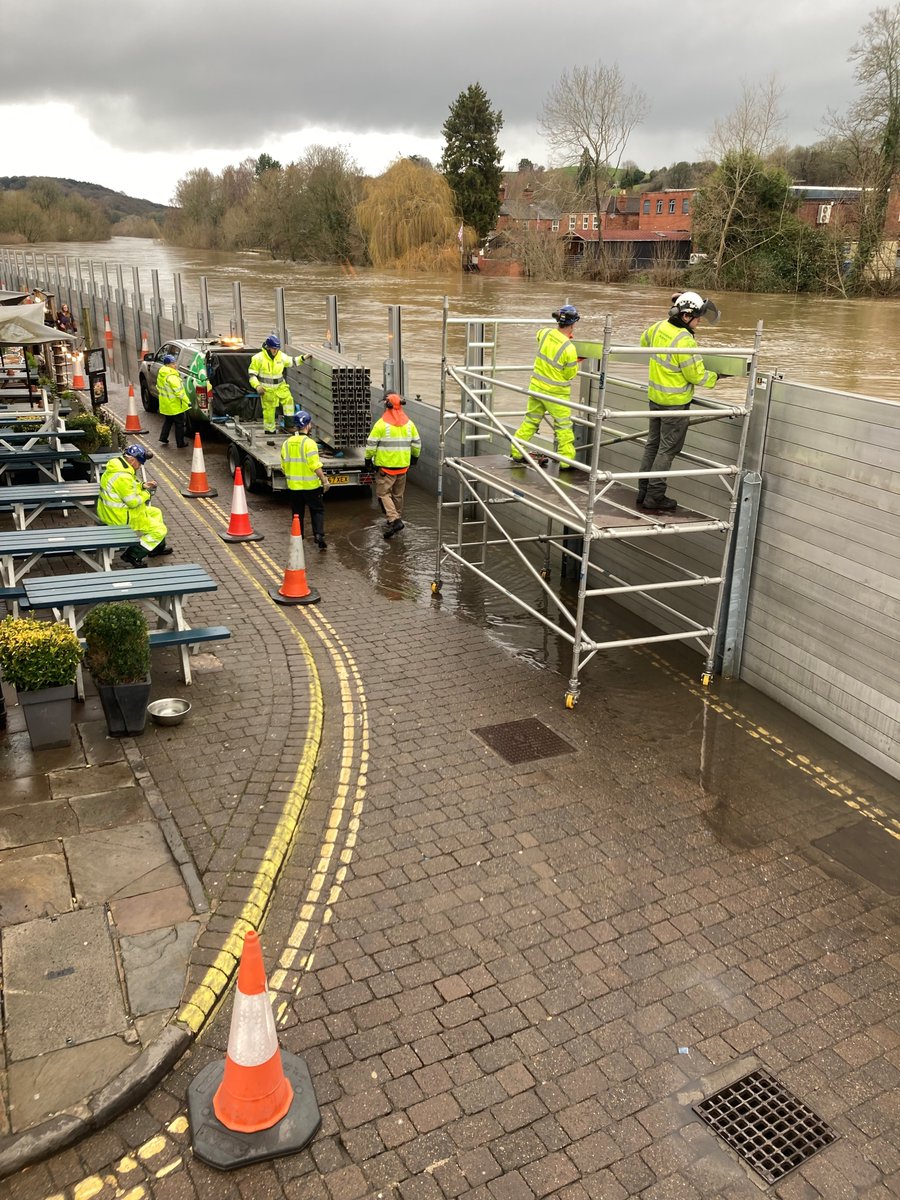 BarryKillnerEA's tweet photo. #Severnside Demountable barrier Phase 3 going up today ahead of expected peaks in #Bewdley @EnvAgencyMids @WorcsTravel @worcscc @WyreForestDC @bewdleytc https://t.co/1KJLLfXlcH