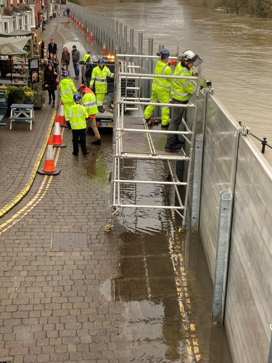 BarryKillnerEA's tweet photo. #Severnside Demountable barrier Phase 3 going up today ahead of expected peaks in #Bewdley @EnvAgencyMids @WorcsTravel @worcscc @WyreForestDC @bewdleytc https://t.co/1KJLLfXlcH