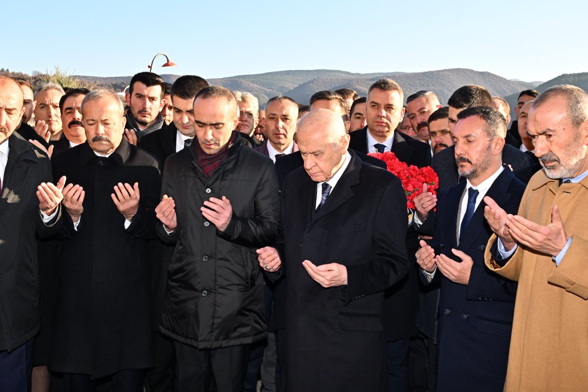 ayyildirim1's tweet photo. Liderimiz Sayın Devlet BAHÇELİ Kızılcahamam'da düzenlenen kamp öncesi Ülkücü Şehitler Anıtını ve Kızılcahamam Şehitler Ağacını ziyaret etti. https://t.co/3oGscSVqAX