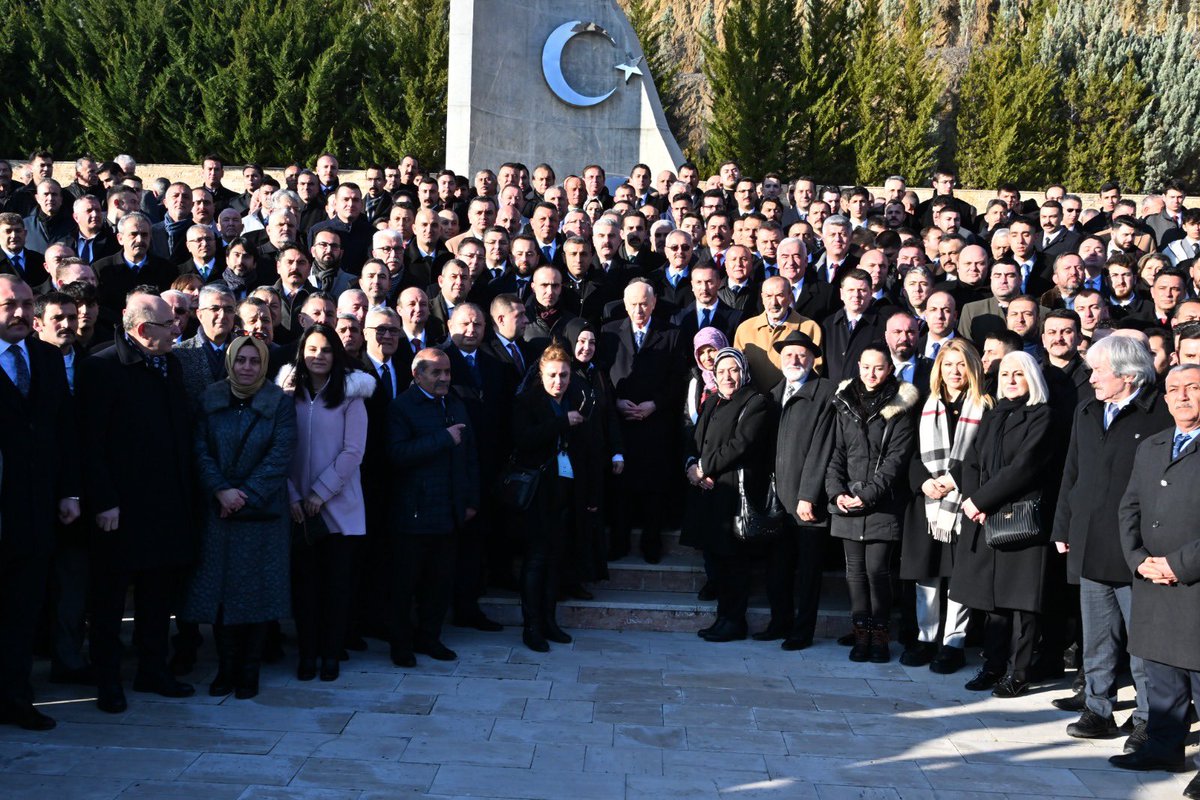 ayyildirim1's tweet photo. Liderimiz Sayın Devlet BAHÇELİ Kızılcahamam'da düzenlenen kamp öncesi Ülkücü Şehitler Anıtını ve Kızılcahamam Şehitler Ağacını ziyaret etti. https://t.co/3oGscSVqAX