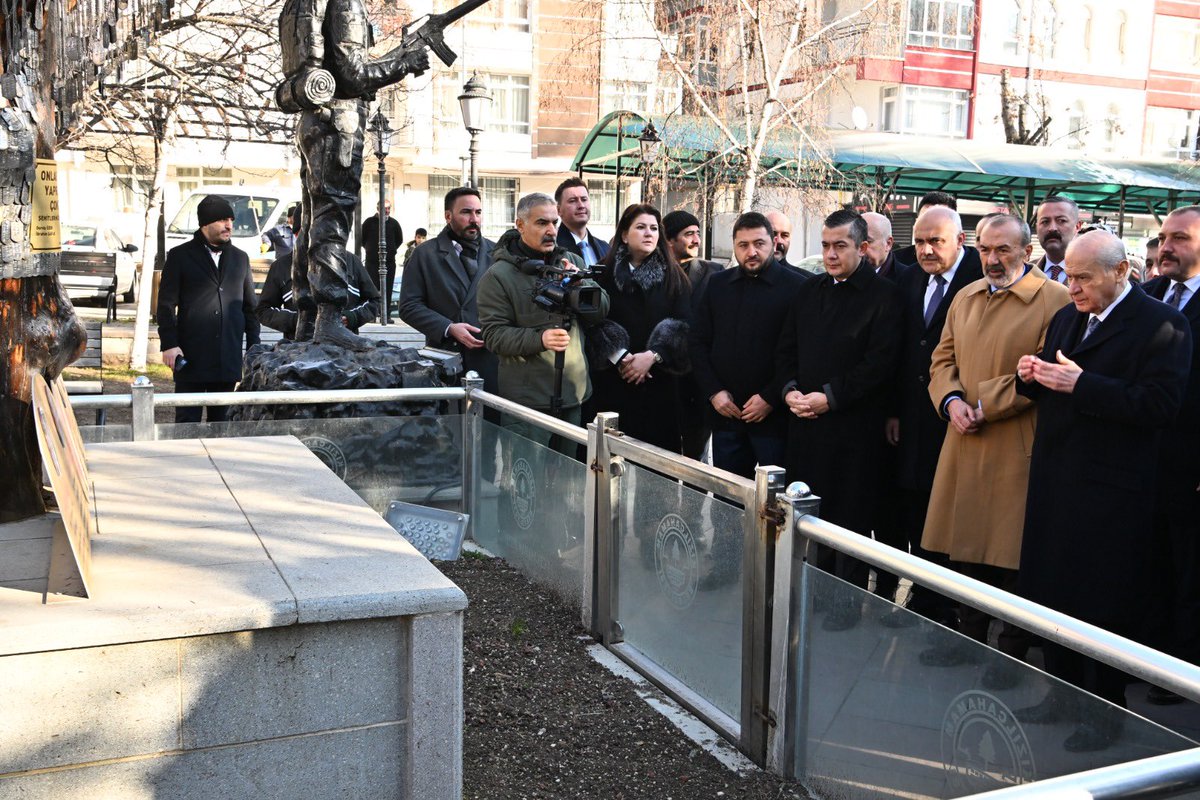ayyildirim1's tweet photo. Liderimiz Sayın Devlet BAHÇELİ Kızılcahamam'da düzenlenen kamp öncesi Ülkücü Şehitler Anıtını ve Kızılcahamam Şehitler Ağacını ziyaret etti. https://t.co/3oGscSVqAX
