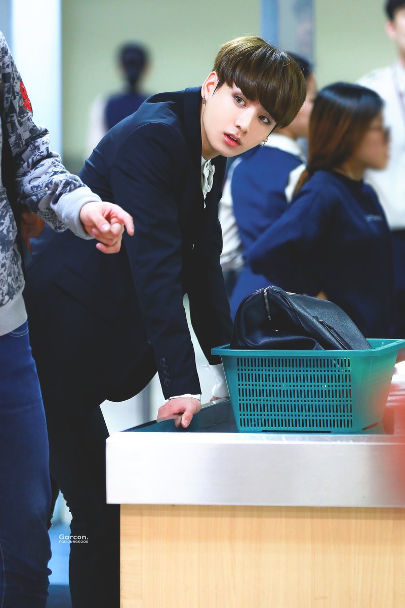 kingtan_O's tweet photo. 제주 스케줄 때문에
공항에서 무대 의상 입고 있는 정국
<<이거 내 이상성욕 버튼임 https://t.co/zpC1arVZiQ