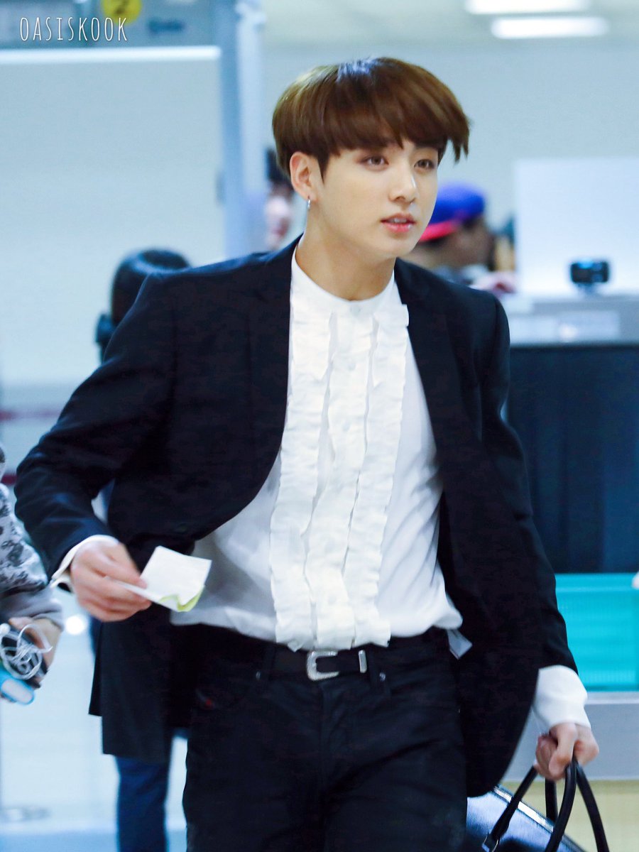 kingtan_O's tweet photo. 제주 스케줄 때문에
공항에서 무대 의상 입고 있는 정국
<<이거 내 이상성욕 버튼임 https://t.co/zpC1arVZiQ