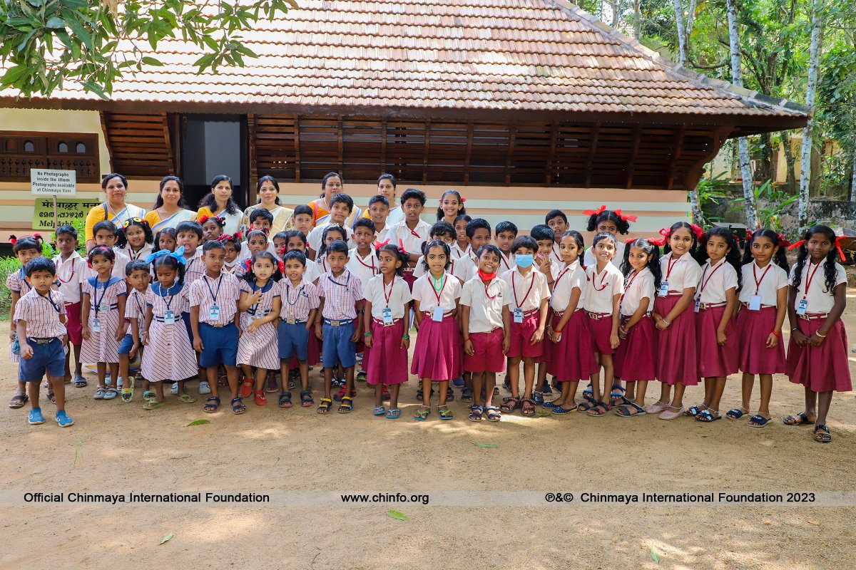 ciftweets's tweet image. Students of Govt. LP School Parppancodu, spent a #funfilled day at the #CIFcampus with a value enriched tour of the ancient maternal birth home of #SriAdiSankaracharya. Brni. Devaki Chaitanya shared insightful stories and songs with the students. #schooldays #picnic #Childhood