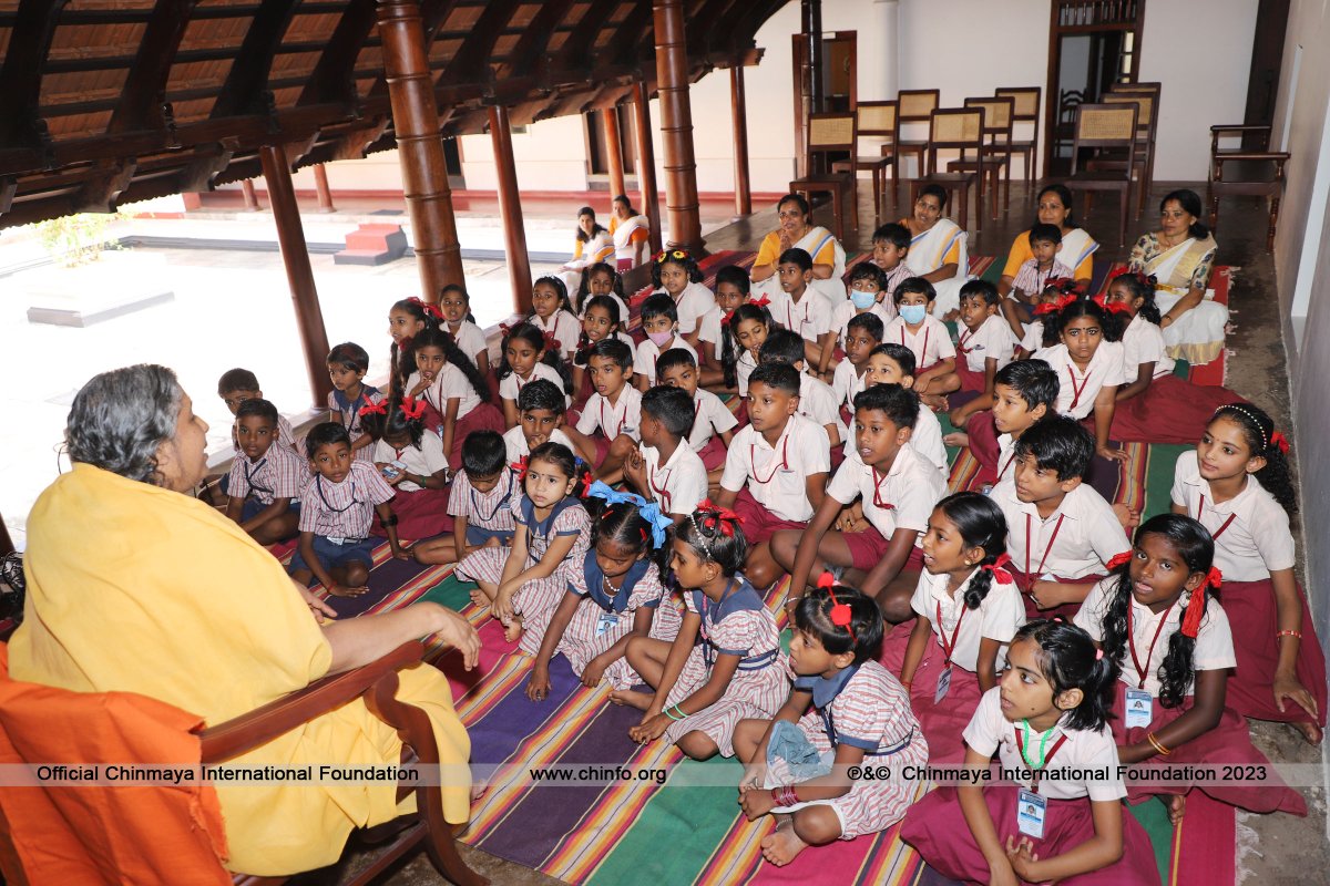 ciftweets's tweet image. Students of Govt. LP School Parppancodu, spent a #funfilled day at the #CIFcampus with a value enriched tour of the ancient maternal birth home of #SriAdiSankaracharya. Brni. Devaki Chaitanya shared insightful stories and songs with the students. #schooldays #picnic #Childhood