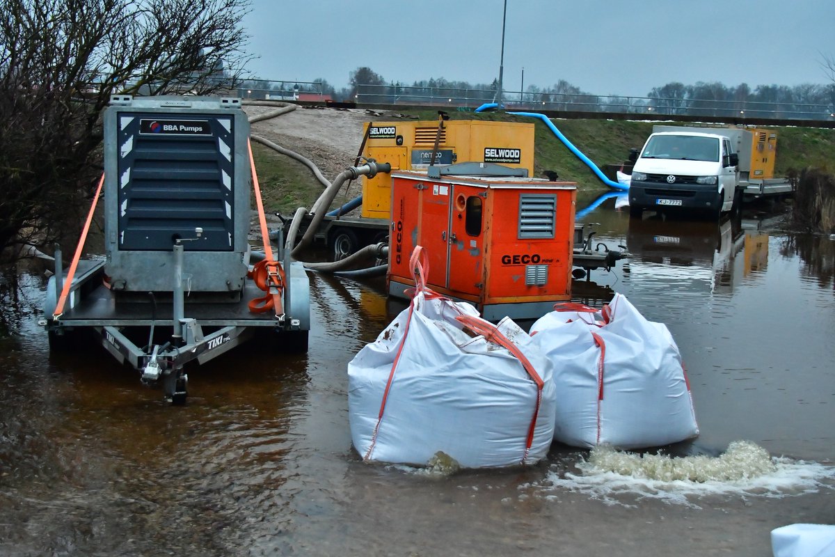 Nepieciešami lielie maisi smilšu bēršanai!
Lūgums atsaukties uzņēmējus, kas var palīdzēt! Tālrunis saziņai: 26599435 vai 29622272.