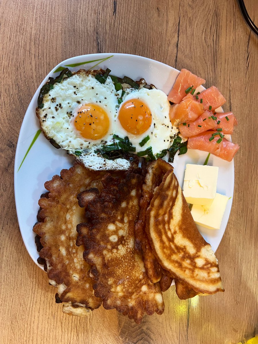Husky_Jason's tweet photo. Vanilla flavored pancakes with butter , 2x flat eggs with spring onions and smoked salmon rolls ☺️
Who wants some ?
#furrycooking #breakfat https://t.co/9yC05n62Xx