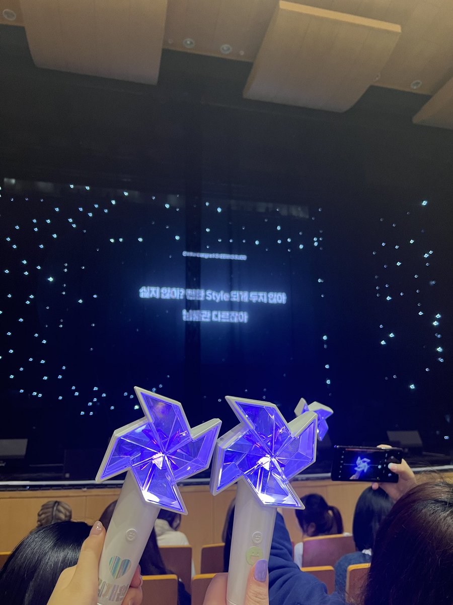 어제 못해본 달팽이 화음쌓기 나도 했다 !!!
마이크 자주 넘겨죠서 너무 좋았던 ,,🥺💗
벌써 내일이 막공인데 너무 재밌어서 올콘 못한게 아쉬버 .. 내일은 또 다른 셋리로 가보쟈고❤️‍🔥

#재환이로_완성된_달별콘
#달과_별_그리고
#김재환 #KIMJAEHWAN