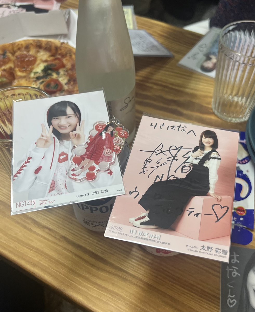 kanii__hn's tweet photo. 卒業から2年半弱経って、りさはなは成人して、ウーロンミルクティーからお酒に乗り換えて、最年少の座をさらカニちゃんに渡しましたとさ👑
#カニ女ガールズ #カニ女レディース
#カニ女ベイビー　#SUIKA2BABY
#すきあふ https://t.co/T4NkrJPe9A