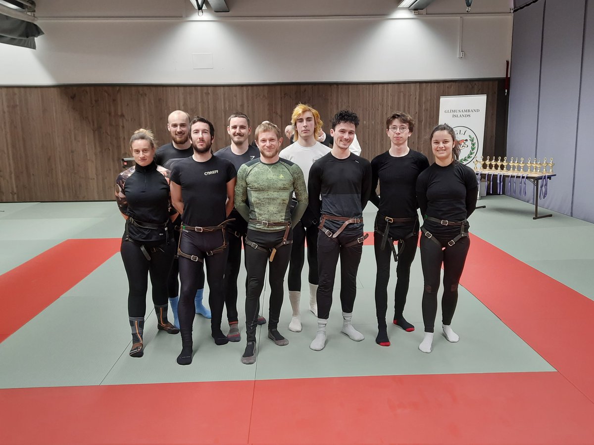 La délégation bretonne partie en Islande s'apprête à débuter la première compétition du week-end en Glima, lutte islandaise 🇮🇸

Bon courage à eux 💪

#Bretagne #Islande #Lutte #sportdecombats #Sport