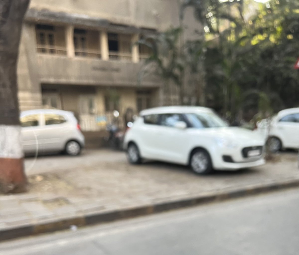 Unless there is complicity between politicians, @MTPHereToHelp & @mybmcWardFN officers not possible for Cars to blatantly park on broad footpaths of FNorth @MumbaiPolice @WadalaForum @IqbalSinghChah2 @mumbaimatterz @RoadsOfMumbai @MNCDFbombay #RoadSafetyWeek2023 #FreeOurFootpaths