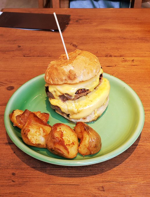 本日ヴィレッジヴァンガードというハンバーガー屋さんに行き期間限定のバーガーを頂きました🍔
こちら去年公開された「ザ・メニュー」という映画の公開記念メニューで、1日何食か限定で食べられます。パンが表面サクサクでお肉も超絶に旨い、極上のバーガーでした☺️✨https://t.co/AzYcVuvfmv 