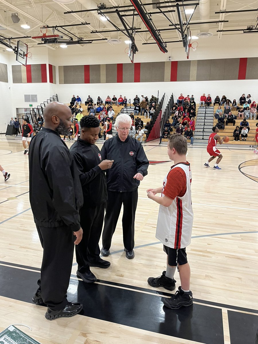 CroftonHsSports's tweet photo. Boys Basketball Honorary Captain Vincent Bedingfield helps present last nights officials with an @AACPSAthletics Ceremonial Coin as a gesture of appreciation.  #ThankYouOfficials @MPSSAA_Org @CroftonHigh @BestCrhs https://t.co/Auec9ahSZO
