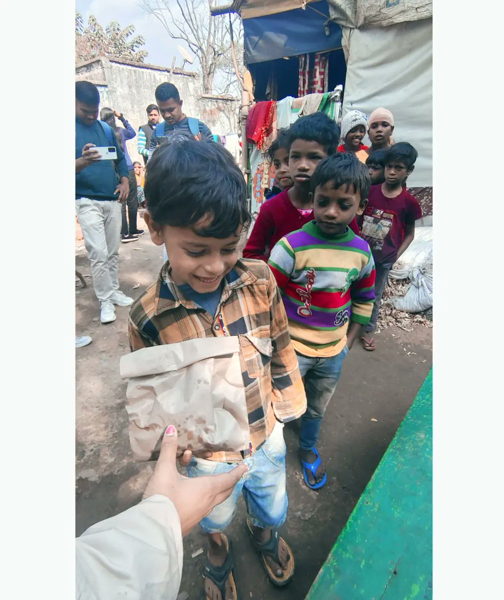 team_drishyam_'s tweet photo. Team Drishyam successfully organised a "Donation drive" on the occasion of Makar sankranti in a slum near trekker stand, jail park , Ranchi on 14/01/2023 . Food packets were distributed among children of slum area.
 Our motto is 'निष्ठा , सेवा , सहयोग"|
#MakarSankranti 
#welfare https://t.co/sBM0CUMwxC