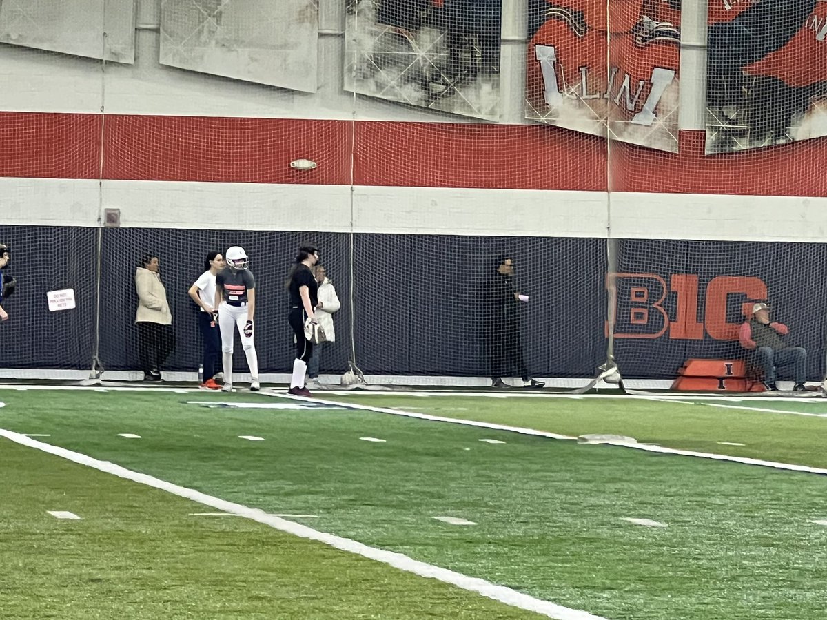 sham_eliza's tweet image. 5:15am start for camp with @IlliniSB. Loving it and great to see an old teammate and friend! Just need my new uniform! #lunchtime #UnityStrong @JennaFlessner @TyraPerry13 @Unity2026Butler @LegacyLegendsS1 @ExtraInningSB @Los_Stuff @NCSA_Softball @QrRecruiter @TopPreps