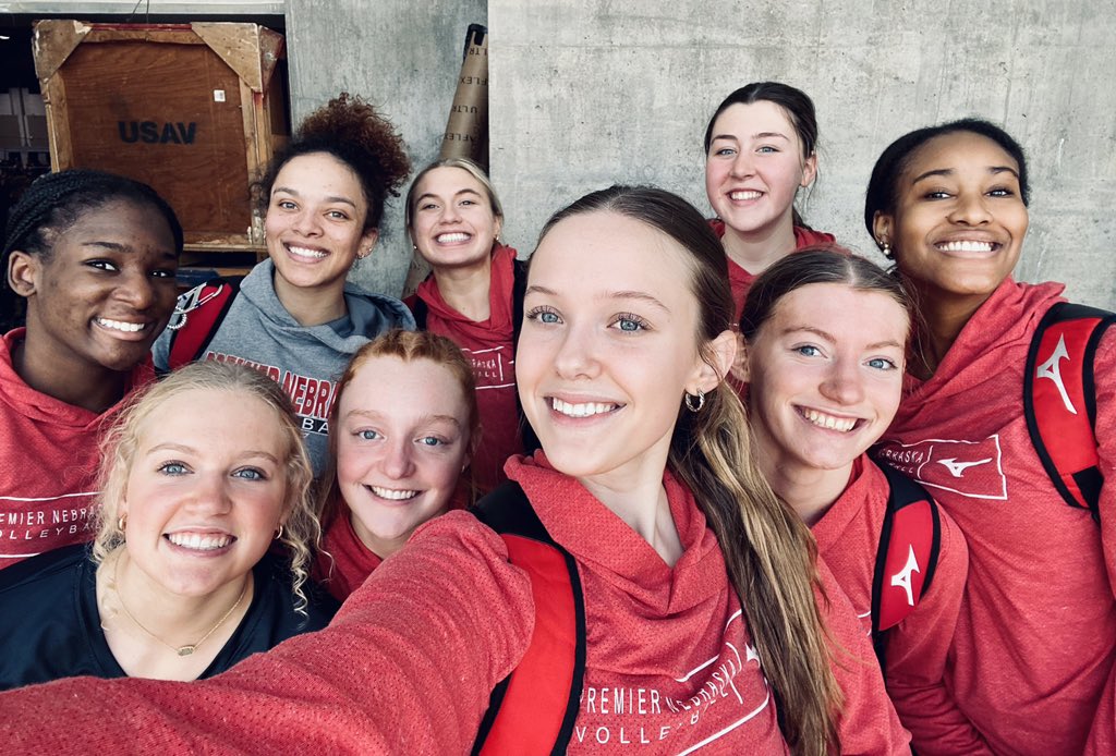Premier_18Gold's tweet image. Day 1 at Kansas City MLK Qualifier Premier NE 18 Gold goes 2-0 to advance in 18 Open!

✅ FRVBC 18-1 Black (3-0)
✅ DYNASTY 18 Black (3-0)

#ChampionshipBehavior | #goPremierVB