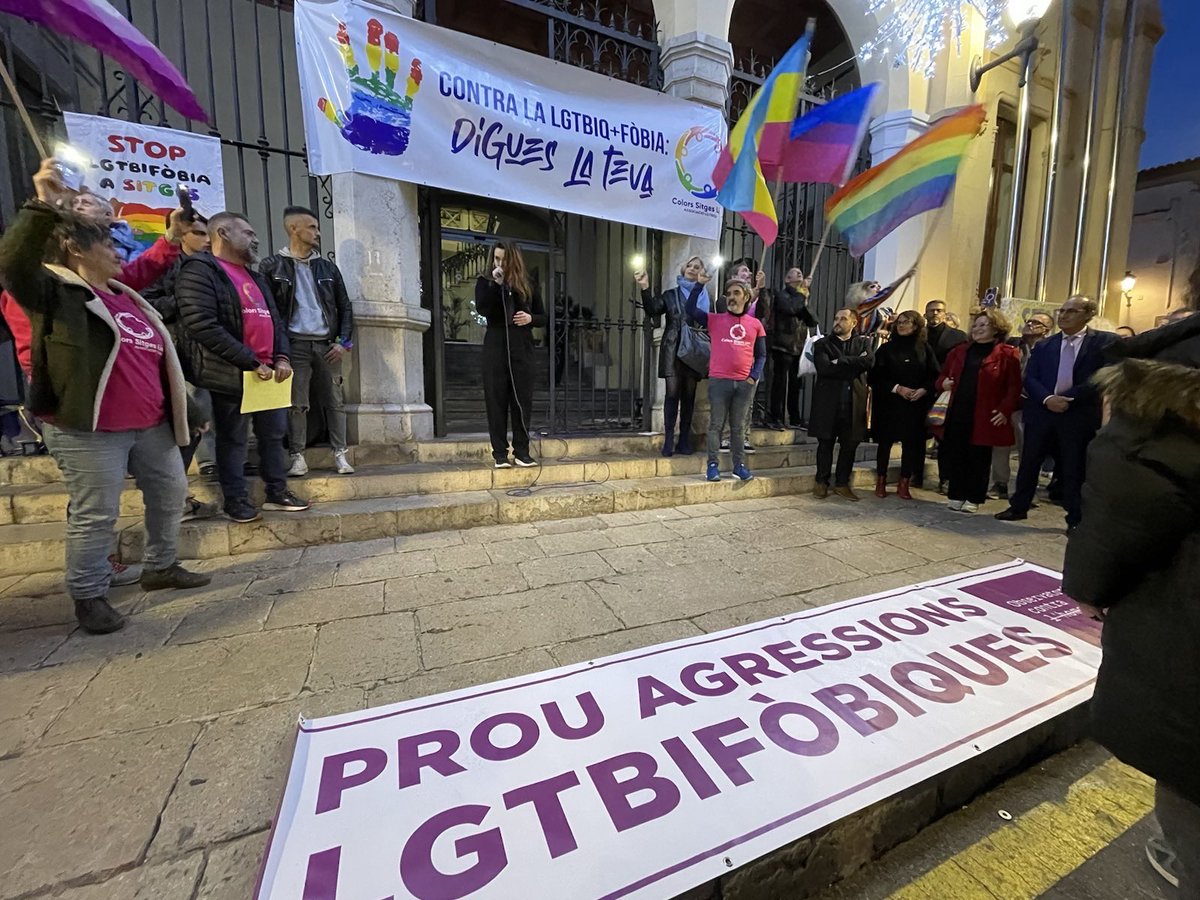 📍 Avui som a #Sitges per donar suport a les víctimes de l'agressió LGBTI-fòbica del passat 1 de gener

@taniaverge: “Aquestes agressions no poden quedar impunes i per això estem fent totes les actuacions necessàries per personar-nos com a acusació”

🚫 #ProuLGTBIfòbia