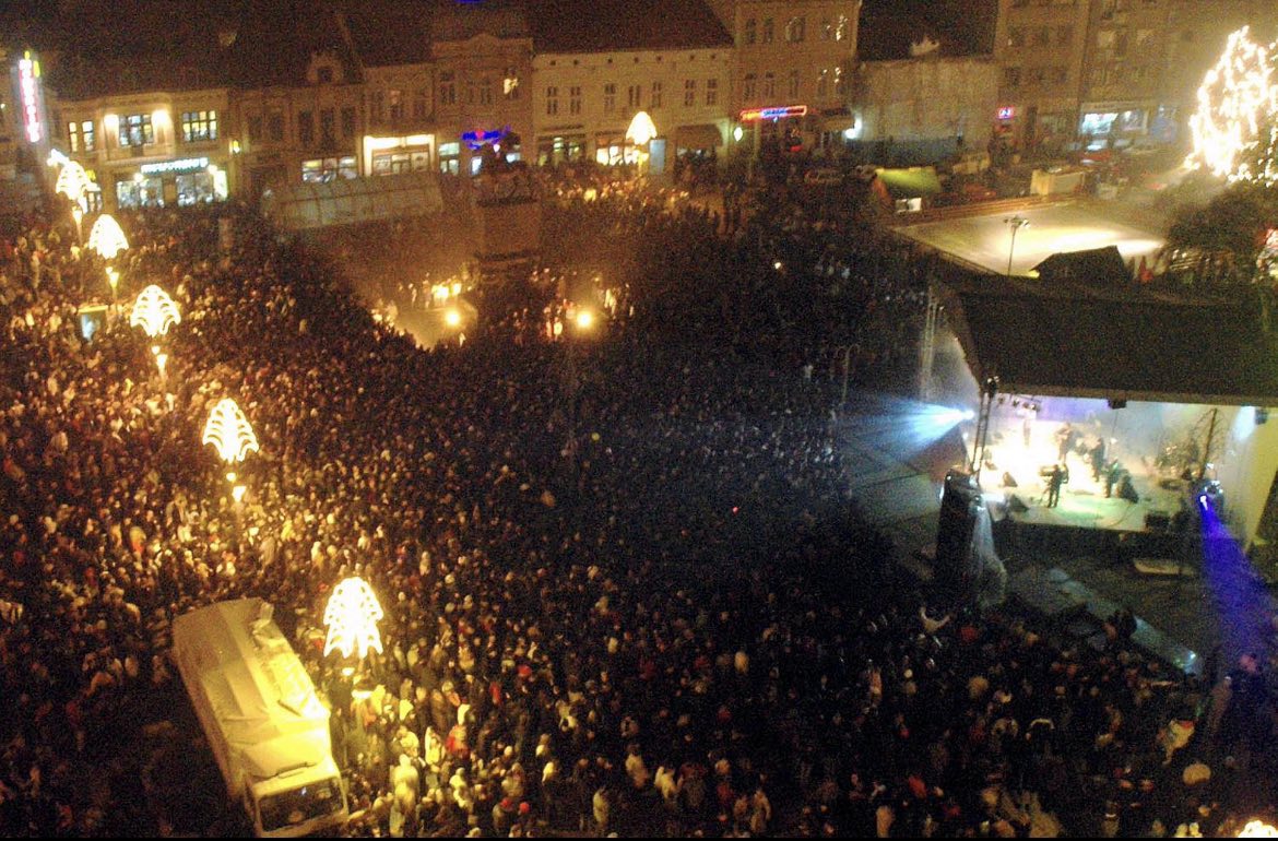 MilenijumNVO's tweet photo. 13. januara 2005. godine, MilenijuM je organizovao  doček Srpske nove godine na Trgu kralja Milana u Nišu, kao deo tradicije građanskih protesta iz 1995./97. godine.

Na dočeku su nastupali Šaban Bajramović, Bajaga i Instruktori i orkestar Srđana Azrovića. https://t.co/Z6sb2XYY9x
