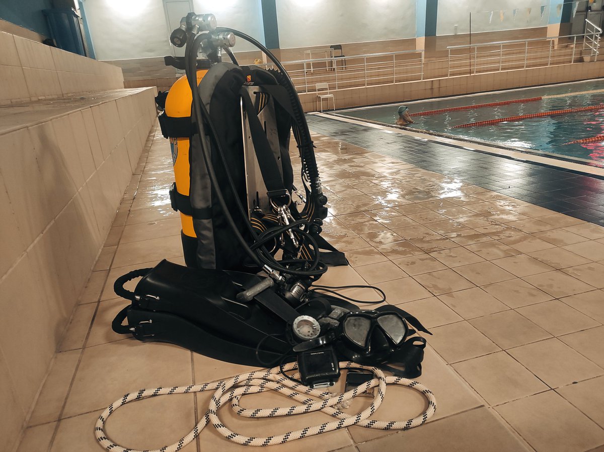 ScubaUncle's tweet photo. Training session in a pool.
#scubadiving #scuba #swimminpool #publicsafetydiver https://t.co/ibScI8f6Rc