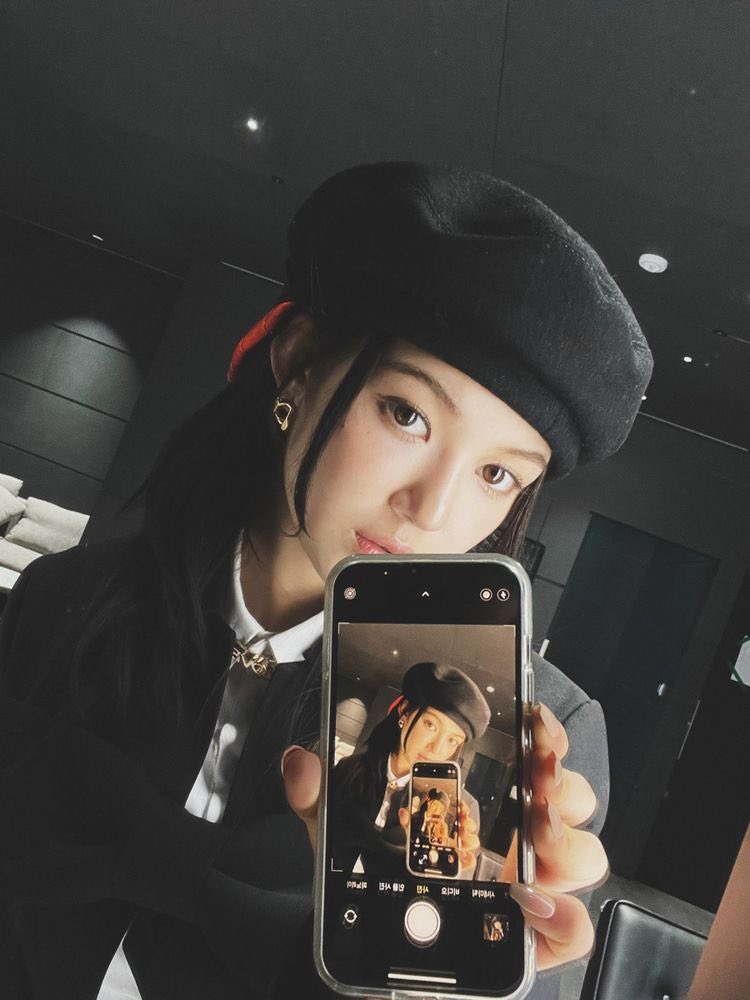 yimmily_'s tweet photo. 🧸 :: #𝗱𝗮𝗻𝗶𝗲𝗹𝗹𝗲 • 150123
          𝙪𝙥𝙙𝙖𝙩𝙚 𝙟𝙞𝙝𝙮𝙤_𝙩𝙬𝙩 ! 
              #𝐍𝐞𝐰𝐉𝐞𝐚𝐧𝐬 
« ночные образы от мо джихё. 
иногда, когда я не могу заснуть, я люблю краситься или наряжаться. сегодня именно такая ночь! поэтому, я решила поделиться всем с вами. 💗» https://t.co/6vaispvdI2