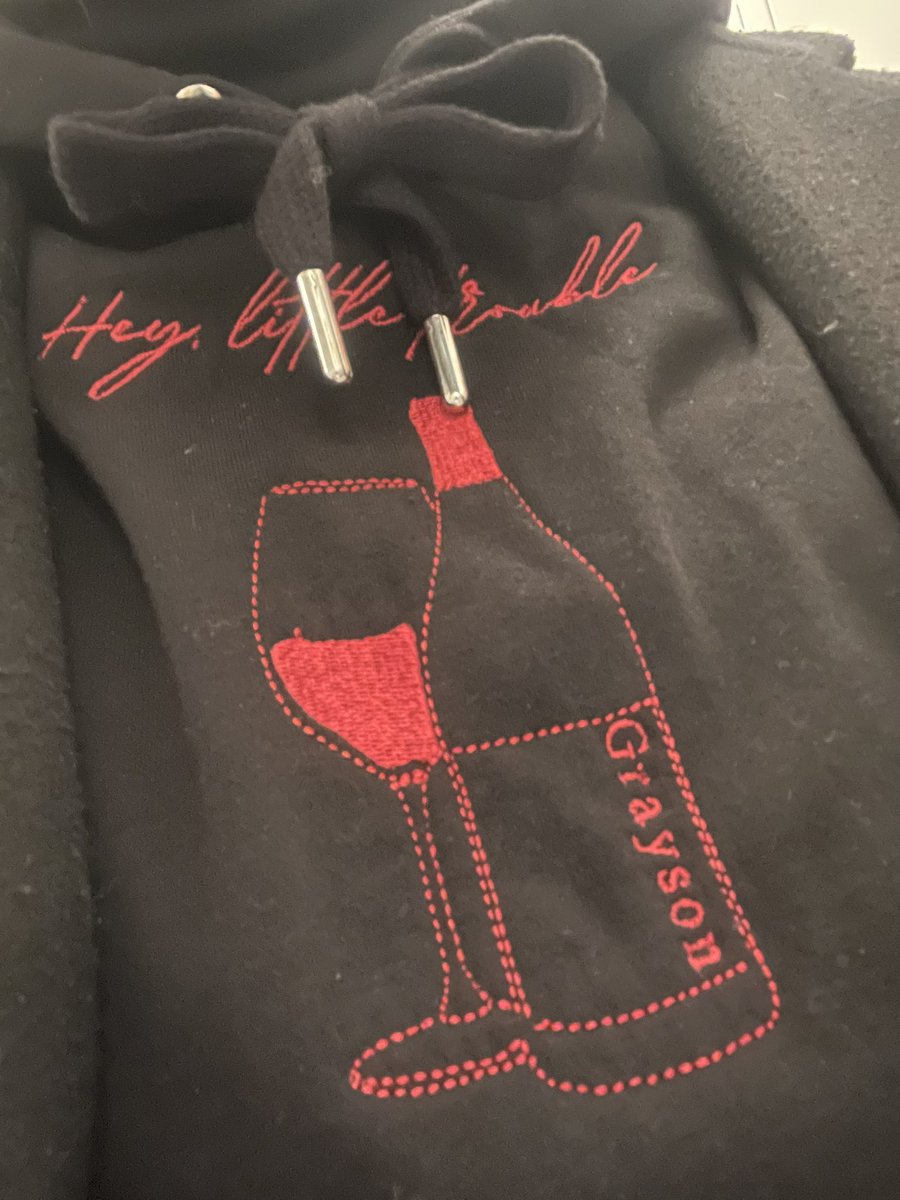 lolcial's tweet photo. uwaga idzie książkara #DevilsNightMerch #prostyzakladap https://t.co/utxXVfh6Tx