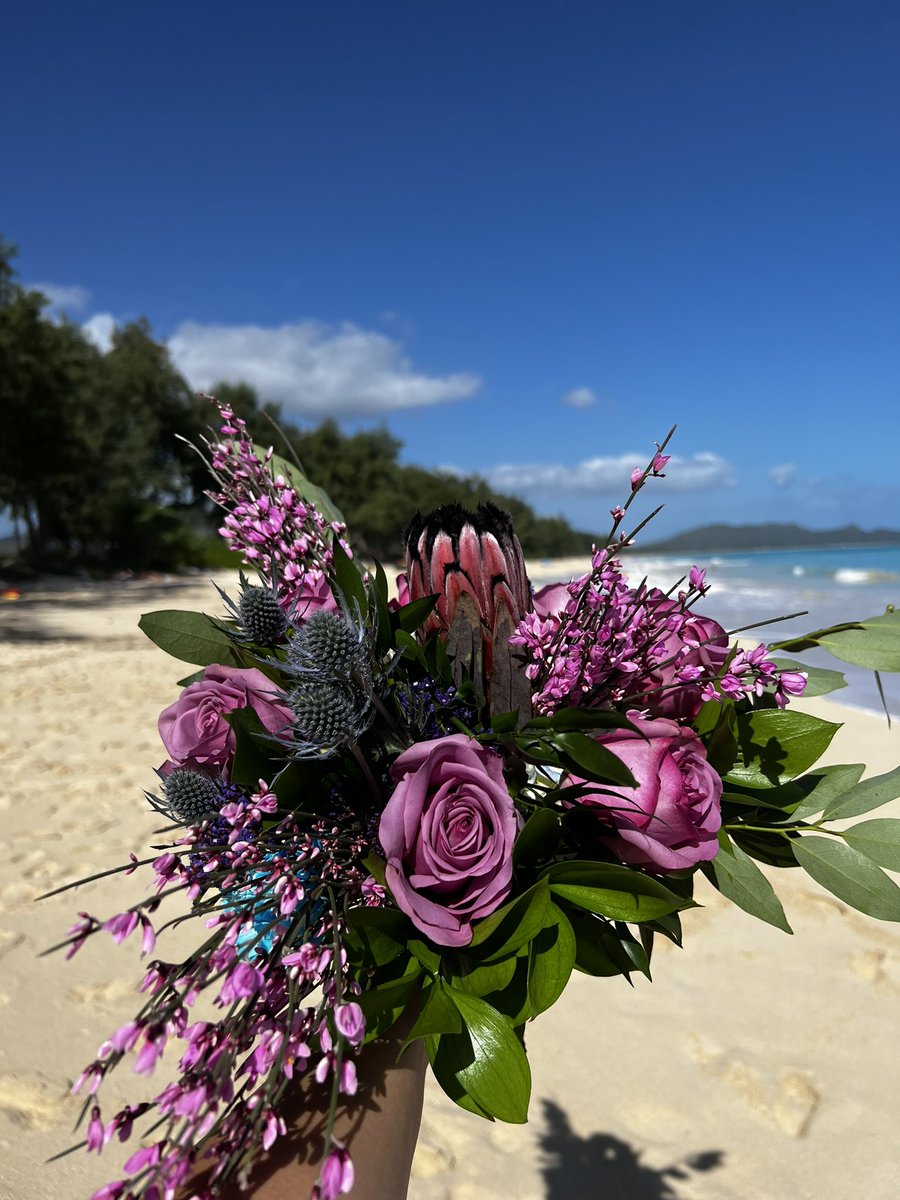 Bring your bride here,  #flowerdelivery #hawaiiflorist #oahuflorist #ewabeach #supportsmallbusinessowners  #kwiaciarka #weddingfloral #weddingflower #weddingflowersinspiration #weddingideas #bridesbouquet #bridebouquet.