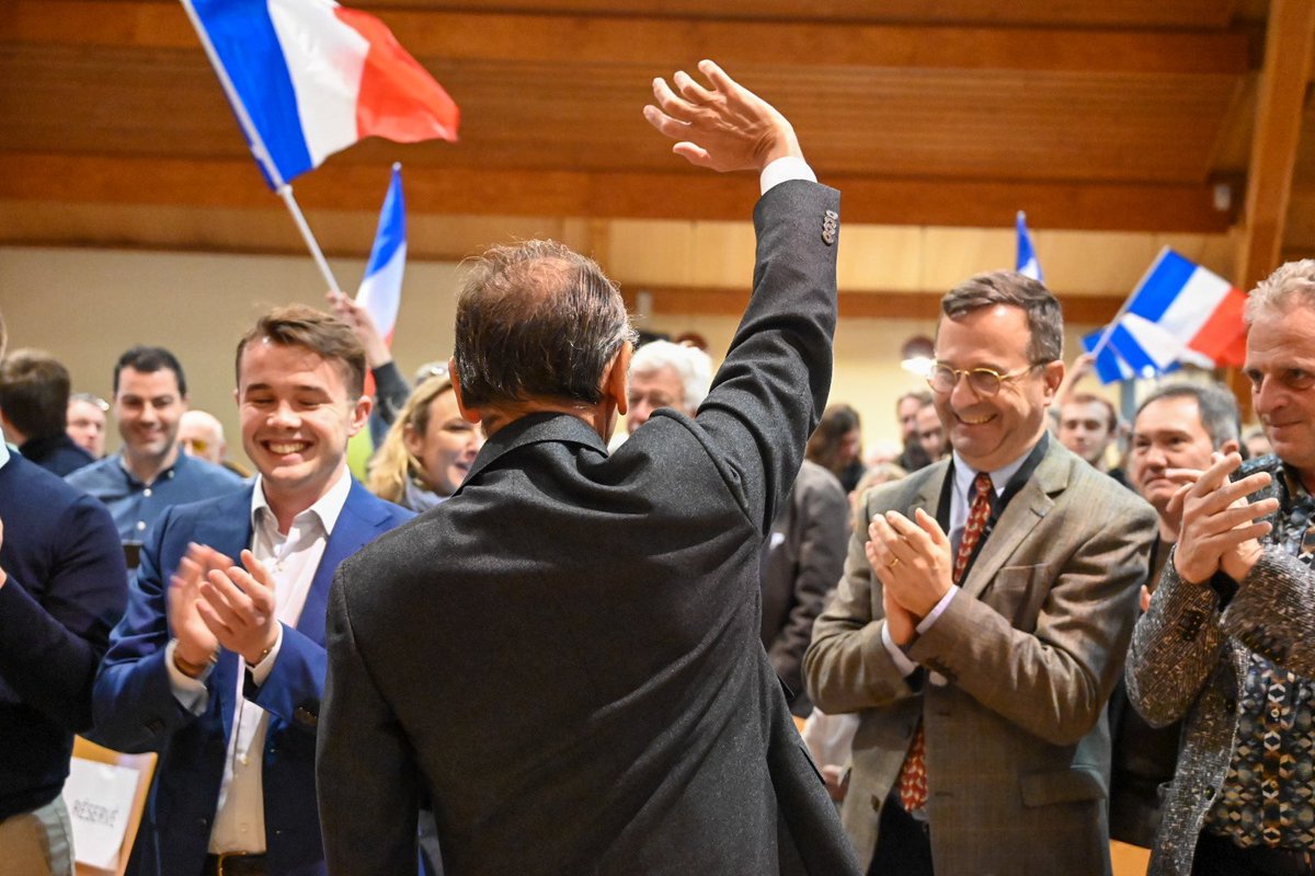 ZemmourEric's tweet photo. Merci de votre accueil chaleureux à Thoiry, dans la dynamique fédération des Yvelines !

#GalettesDeLaReconquête https://t.co/fd534o0VAy