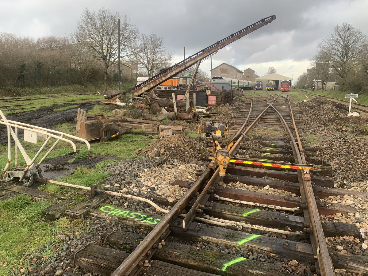 Les mois d’hiver sont synonymes de travaux lourds sur le matériel et l’infra. Un des aiguillages de notre dépôt nécessitait de nouveaux bois pour assurer la sécurité des mouvements dans le dépôt !
Le chantier sera achevé la semaine prochaine 👌