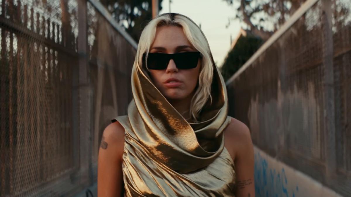 unholysmiler's tweet image. Miley Cyrus has just released "Flowers" a hymn to self-love that everyone should be listening to so I leave a thread with all the references: