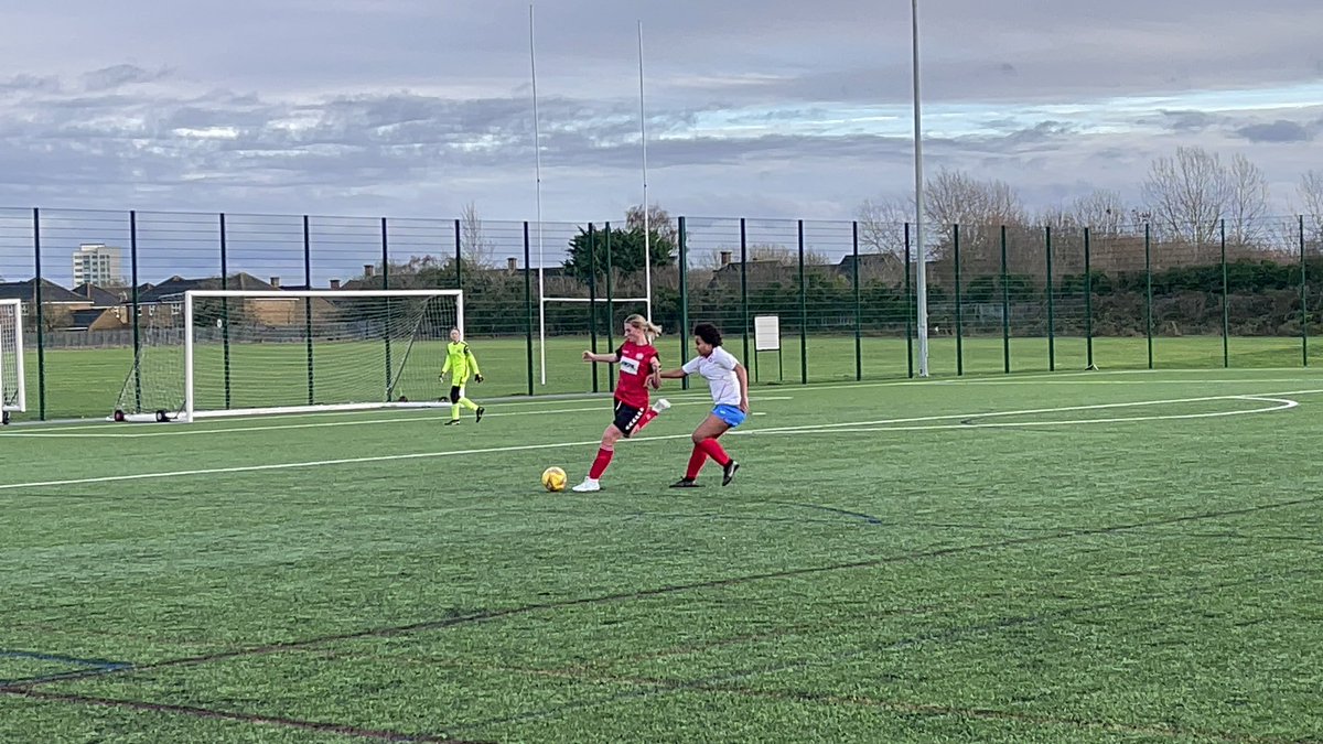 MrsKwameHodges's tweet photo. A tough game today for the girls but they done it. Oxfordshire are into the semi-finals. Congratulations everyone ⚽️👏🏼 @Mimioxford @TCS_PE_DEPT @Oxfordshire_SFA #countymatch #football #winning #semifinal #Mimi https://t.co/NTsACtaCp1