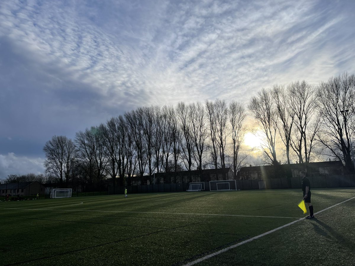 MrsKwameHodges's tweet photo. A tough game today for the girls but they done it. Oxfordshire are into the semi-finals. Congratulations everyone ⚽️👏🏼 @Mimioxford @TCS_PE_DEPT @Oxfordshire_SFA #countymatch #football #winning #semifinal #Mimi https://t.co/NTsACtaCp1