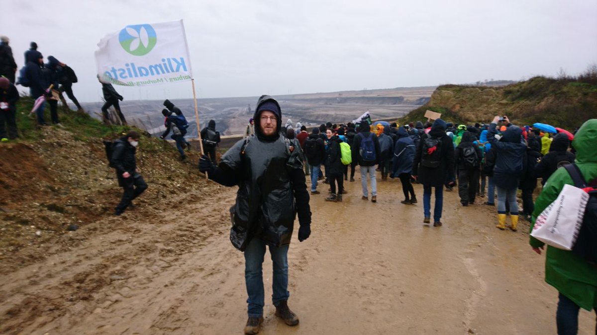KlimalisteMR's tweet photo. #Luetzerath #Luetzibleibt #keingradweiter #1komma5 https://t.co/qp6Zb5Vf43