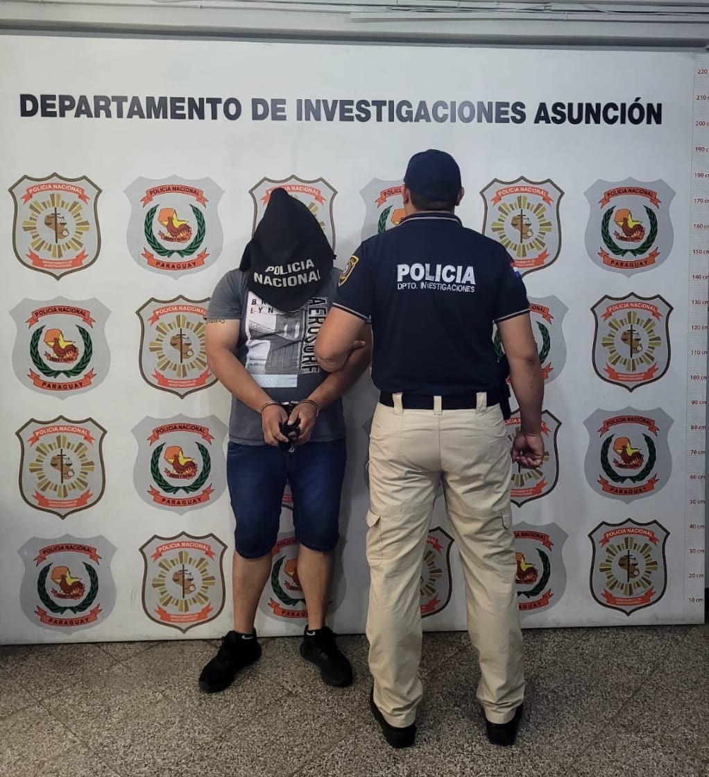 pyenelojo's tweet photo. *AHORA*

Caen los 2 sospechosos, de participar en el Asalto y posterior enfrentamiento contra Policías, en zona de la Terminal, semanas atrás.

Información en desarrollo. https://t.co/5H4nZdTMsx