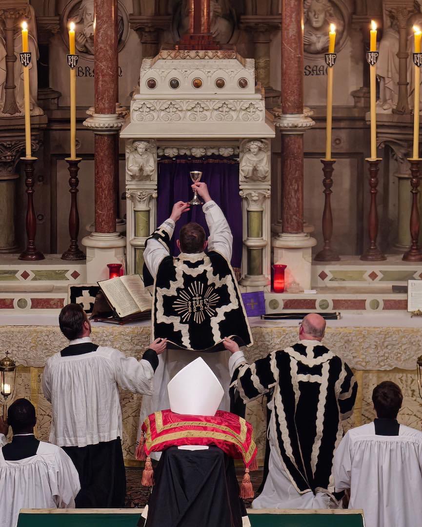 Last night York Oratory held a Solemn Requiem Mass for the repose of the soul of Pope Benedict XVI

#popebenedictxvi #latinmass 
Credit: Latin Mass Society