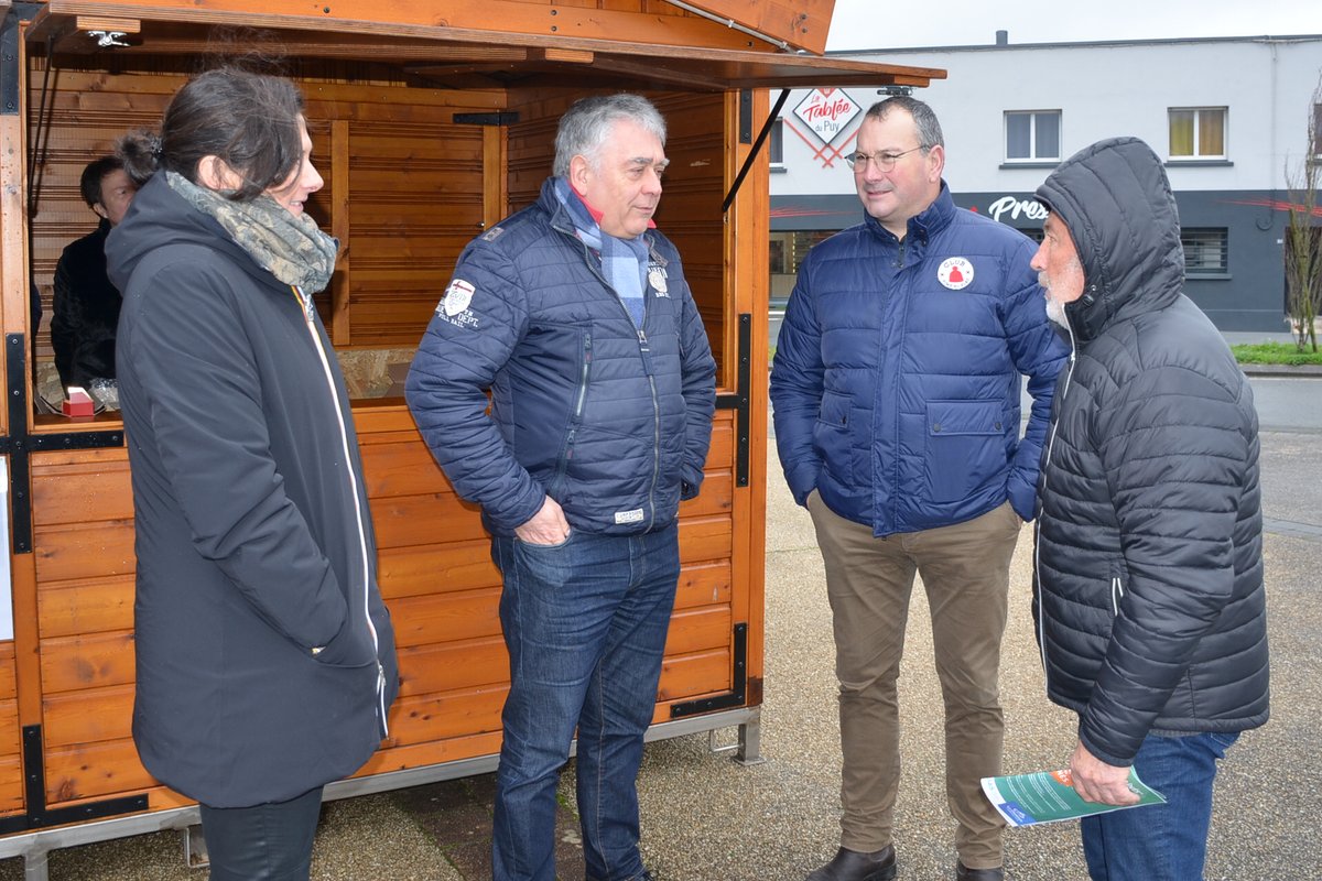 GBOURDOULEIX's tweet photo. Ce matin, nous avons distribué les chocolats aux Choletais et aux Puy-Saint-Bonnetais de + de 70 ans. Cette initiative, mise en place pendant la pandémie pour rompre l'isolement, est devenue une tradition et un rendez-vous attendu.
Belle année à tous! #Cholet #Choletais https://t.co/SsuJNdCxRE