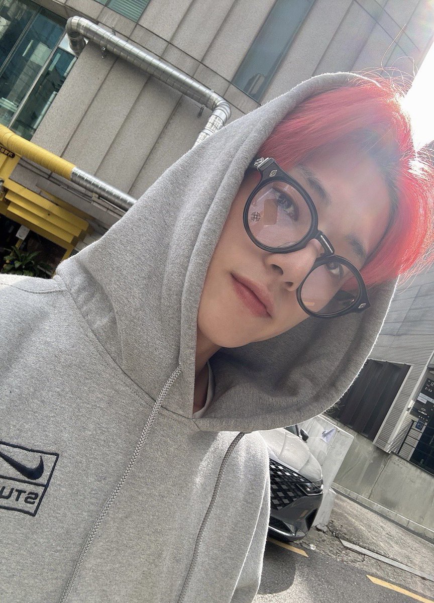 5m23s's tweet photo. 까만피부 회색후드티 빨간머리 안경이 다 있는 셀카가 있다니 https://t.co/jKg1vtidnj