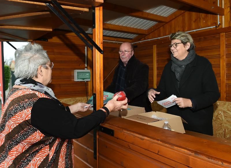 GBOURDOULEIX's tweet photo. Ce matin, nous avons distribué les chocolats aux Choletais et aux Puy-Saint-Bonnetais de + de 70 ans. Cette initiative, mise en place pendant la pandémie pour rompre l'isolement, est devenue une tradition et un rendez-vous attendu.
Belle année à tous! #Cholet #Choletais https://t.co/SsuJNdCxRE