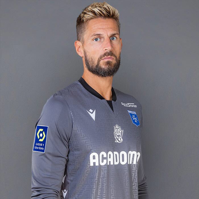 lhumeurderic's tweet photo. Deux légendes. 
Pelé 1000  buts.    Costil 1000 buts (encaissés) https://t.co/Mtwhh0tviF