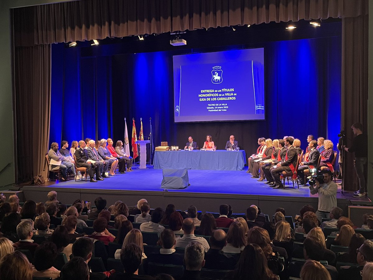 GobAragon's tweet photo. El presidente @JLambanM felicita a los premiados con la medalla de oro de #Ejea de los Caballeros en el acto de entrega esta tarde de los títulos honoríficos en el Teatro de la Villa @aytoejea https://t.co/E777AJy45N