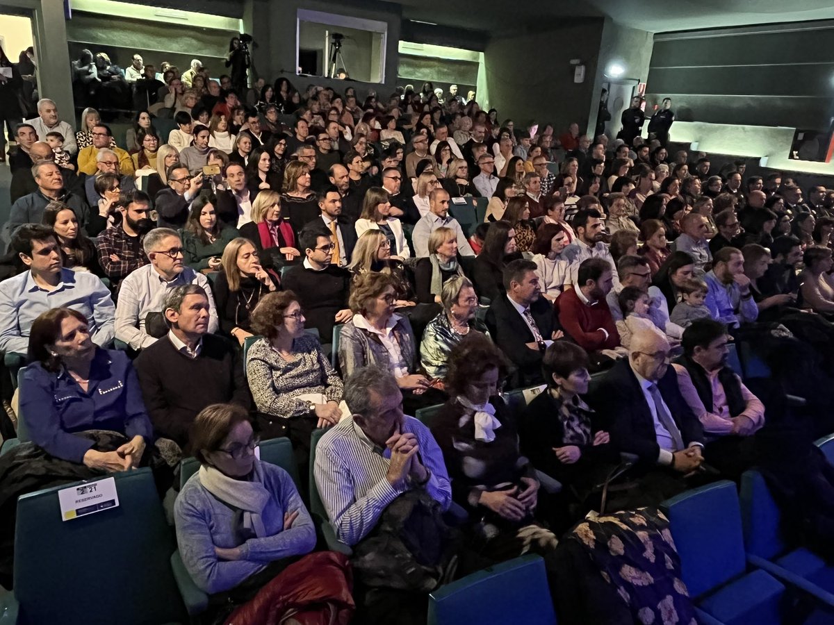 GobAragon's tweet photo. El presidente @JLambanM felicita a los premiados con la medalla de oro de #Ejea de los Caballeros en el acto de entrega esta tarde de los títulos honoríficos en el Teatro de la Villa @aytoejea https://t.co/E777AJy45N